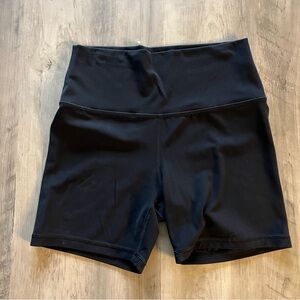 Athleta Transcend 5 inch Short Black Size Medium
